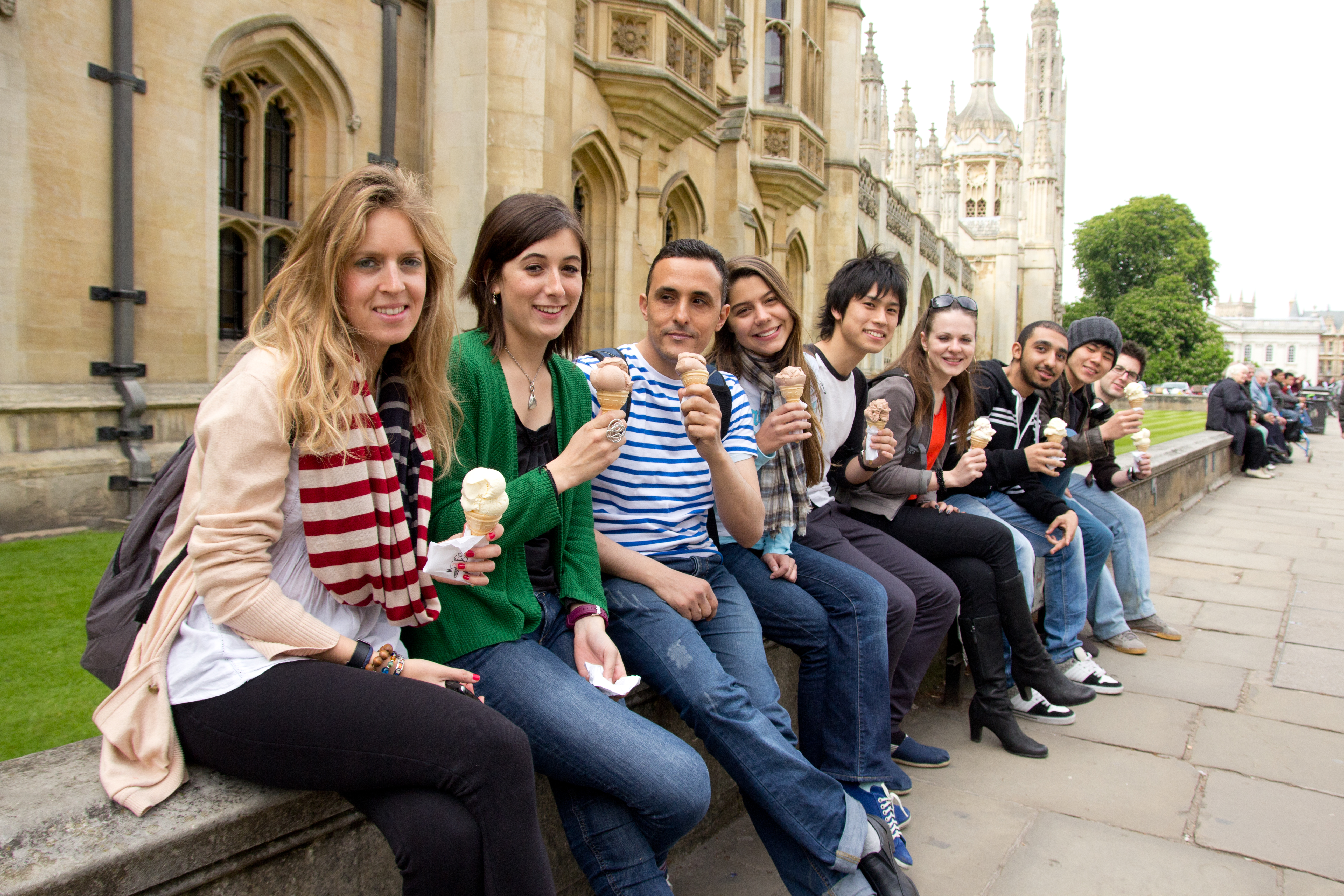 Английский university. Кембридж студенты. Студент на фоне университета Кембридж. Кембридж студенты Повседневная одежда. Кембридж изучение языка.