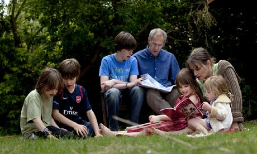 Английская семья видео. Учеба в Англии в семье. Семейное изучение английского. Семейный учитель. Семья и учитель.